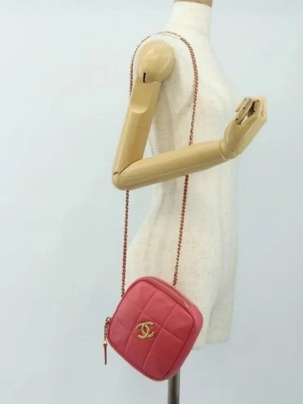 CHANEL brand	chanel color	pink